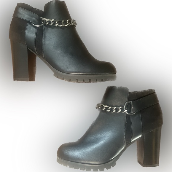 Simply Vera Wang Women’s Chain Detail Heeled Ankle Boots. - Picture 3 of 6